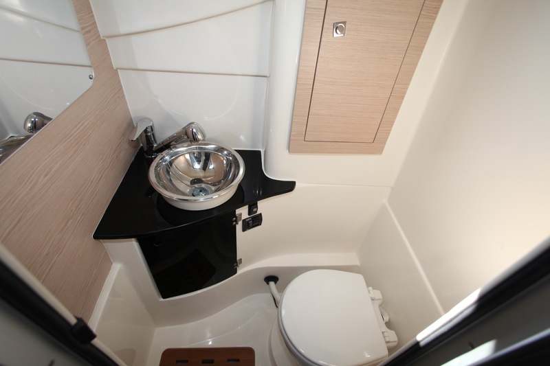La salle d'eau est l'élément de confort qui confirme bien l'identité croisière du 34' Premium. Lavabo, WC marin et douche sont faciles d'accès grâce à une hauteur sous barrots de 1,80 m.