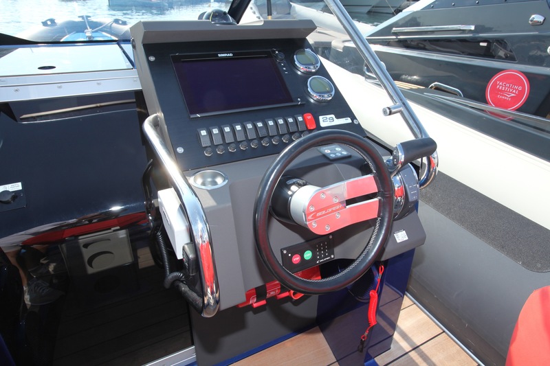 Le tableau de bord est élégant, à l'image du volant sport siglé Goldfish, et peut intégrer une centrale de navigation électronique à grand écran. Plus bas, on devine le cale-pieds, pour parfaire l'ergonomie de conduite.