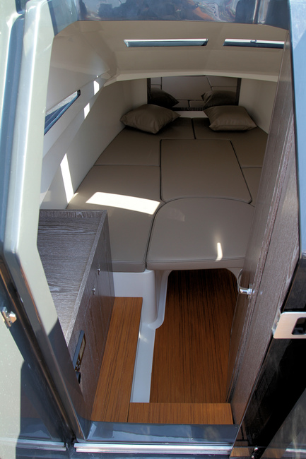 Dans la catégorie des semi-rigides de moins de neuf mètres, le Granturismo 8.5 est l'un des rares à proposer une cabine de cette qualité.