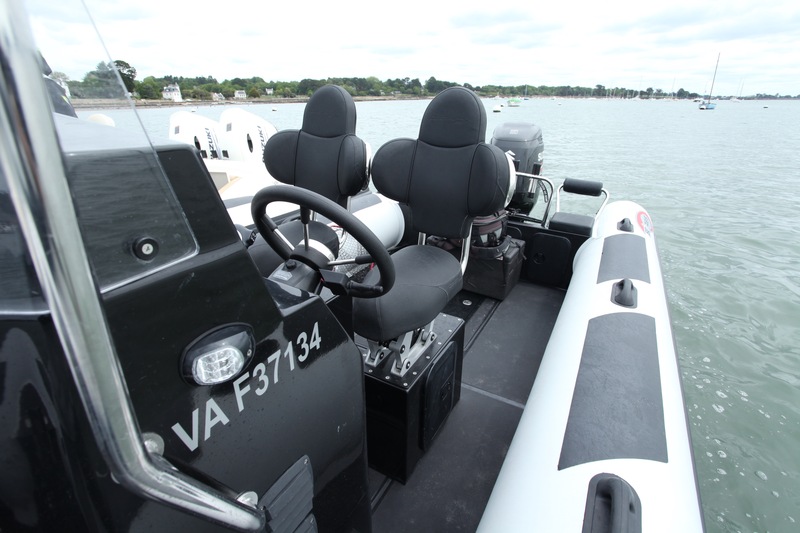 Les deux sièges jockey Coastal Pro sont confortables avec leur selle ergonomique et leur dosseret enveloppant.  
