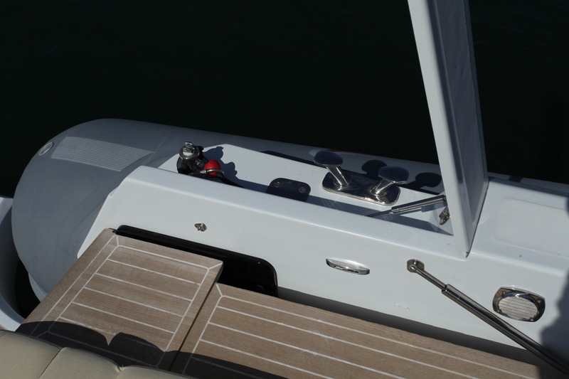 Digne d’un yacht : l’accastillage coffré. A la poupe, sur chaque bord, un taquet bien dimensionné et une amarre toute prête actionnée par un winch électrique !

