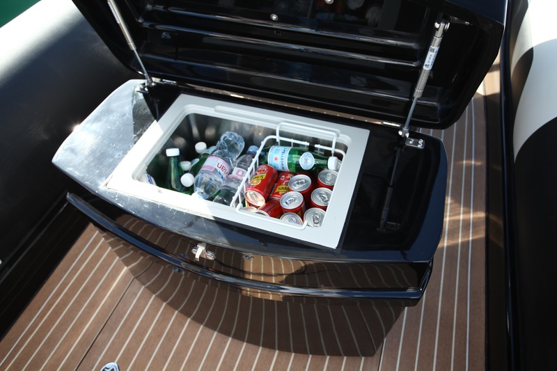 Indispensable sur un bateau d’épicuriens : la glacière électrique pour un apéro bien frais ! Elle est intégrée au socle du siège pilote et orientée vers la dînette arrière.