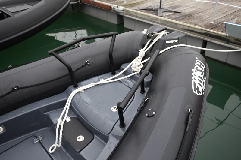 Doubles saisines, balcon bitte d'amarrage, chaumards, davier basculant, nable de réservoir avec bac de débordement… Le nouveau Pro 7 est un bateau bien pensé.