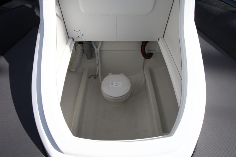 La volumineuse console peut accueillir un WC marin optionnel ou, à défaut, servir au stockage des équipements encombrants.