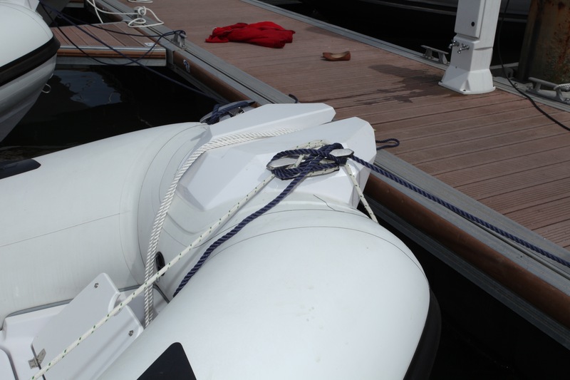 Coffre dont le couvercle est doté d’un passe-bout, delphinière équipée d’un davier et débordant bien le flotteur, deux solides taquets… Efficace et pratique !