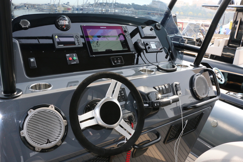 Volant en Alcantara, comme sur les voitures de sport, commandes bien placées, vide-poches, planche de bord intégrant l’électronique de navigation… A prendre en exemple. 