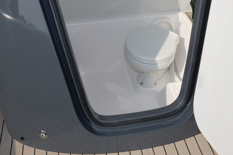 La console est suffisamment volumineuse (hauteur : 1,80 m) pour y installer un WC marin équipé d’un réservoir d’eaux usées.