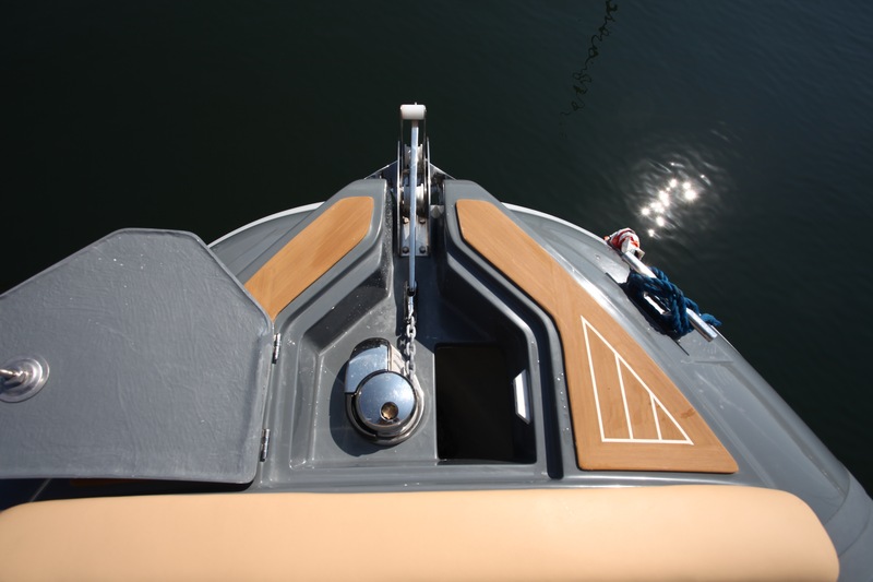 Le dispositif de mouillage, comportant en option un guindeau électrique, est intégré à un coqueron polyester qui enveloppe le nez du bateau. 