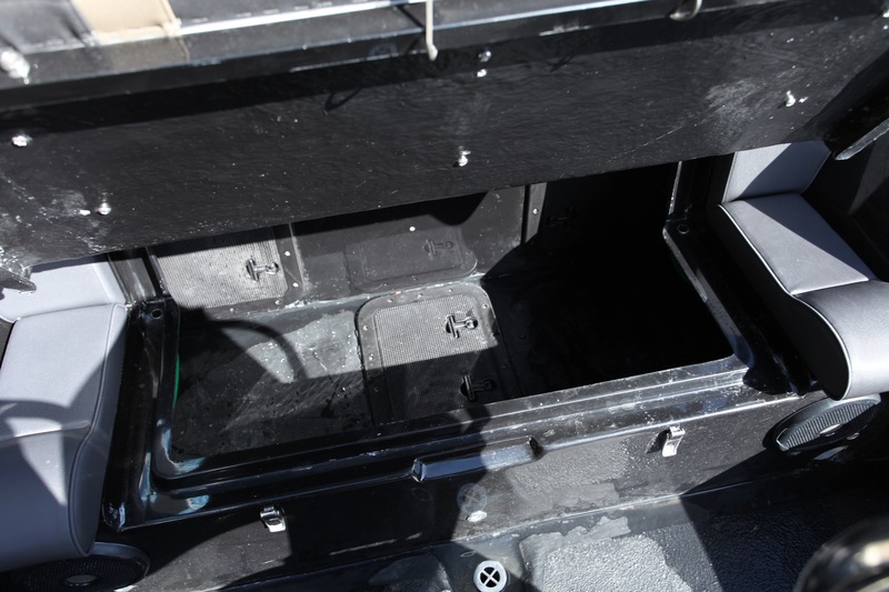 Sous la banquette arrière, on distingue au fond de la soute, deux trappes de visite pour la pompe de cale et la pompe de trim.