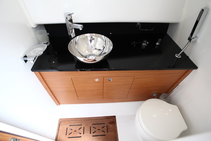 Avec une salle d’eau telle que celle-ci, on peut envisager quelques petites croisières… Lavabo, douche et WC apportent la touche de confort requise.