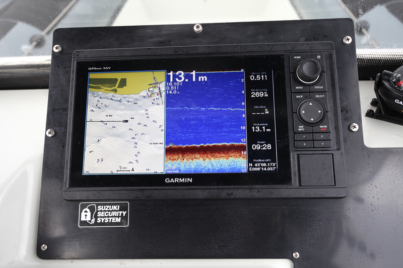 Le combiné GPS-traceur-sondeur de Garmin est un outil devenu indispensable aux amateurs de pêche. Même en partage d’écran, la lecture demeure précise.