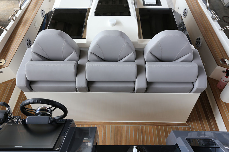 Le siège de pilotage offre trois places ergonomiques garantissant confort et sécurité lors des longues navigations, que ce soit assis ou debout (demi-assise relevable).
