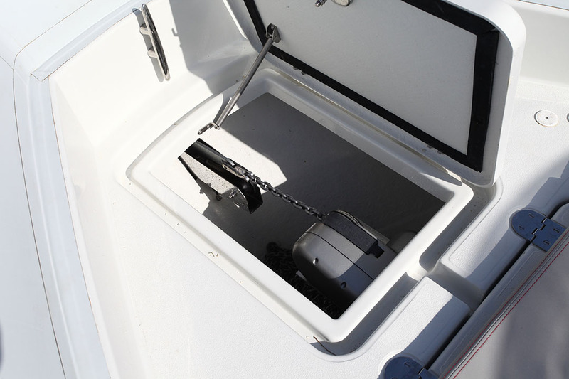 Une solution à la fois pratique et élégante qui épargne la ligne du bateau : le guindeau électrique intégré et l’ancre sortant par un écubier, à l’étrave.


