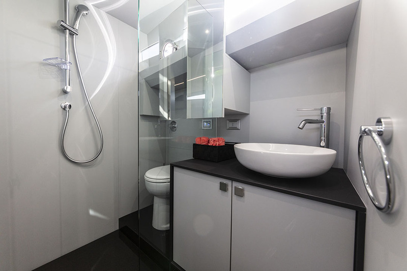 L’unique salle d’eau est spacieuse, avec sa douche à l’italienne. La finition est exempte de toute critique et l’on note l’originalité du sol en fibre de carbone vernie