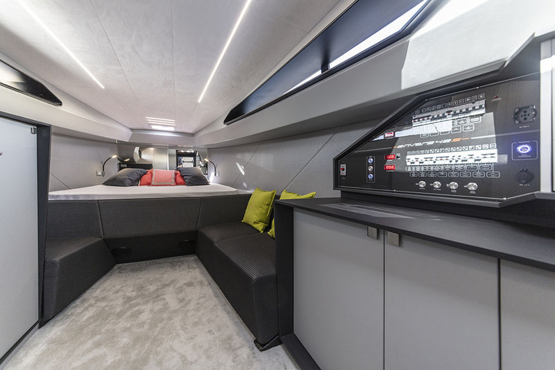 Le design est résolument contemporain, mais la qualité et la texture des matériaux font de cette cabine un lieu confortable et lumineux.