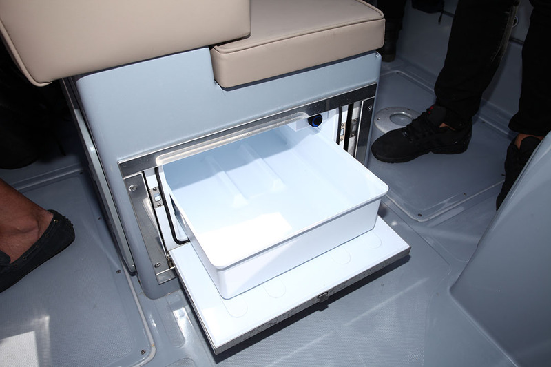 Le réfrigérateur à tiroir est intégré au siège de pilotage. Il fait bien sûr partie de l’équipement optionnel.