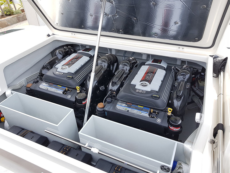 Le compartiment moteur est propre : au premier plan les trois batteries et deux bacs de rangement, au second les deux V8 de 6,2 litres, bien « rangés ».