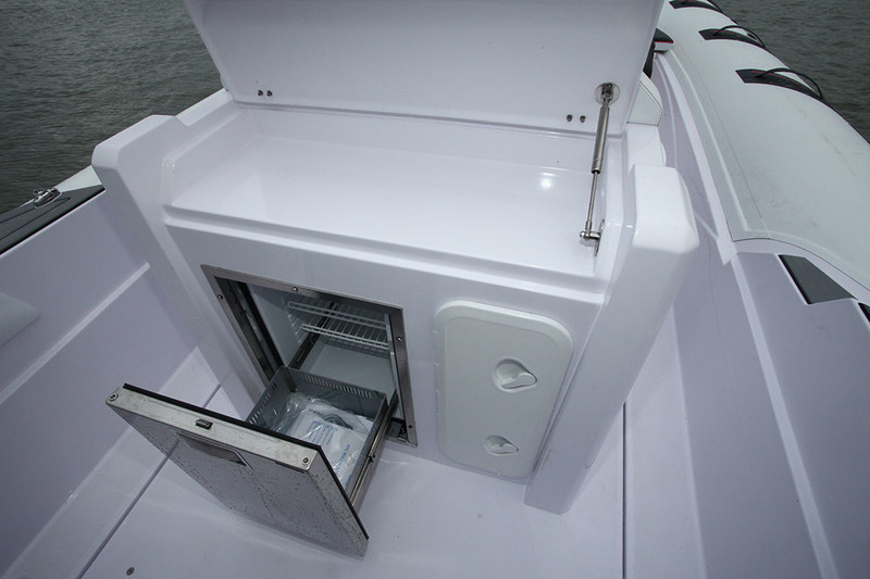 Le dos du siège pilote permet d’intégrer quelques équipements de cuisine : le frigo s’ouvrant en tiroir, une plaque de cuisson et un petit évier feront l’affaire !