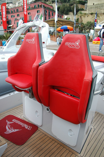 MV Marine a soigné l’ergonomie du poste de pilotage avec deux beaux sièges enveloppants (bolsters) et dotés d’une assise escamotable.