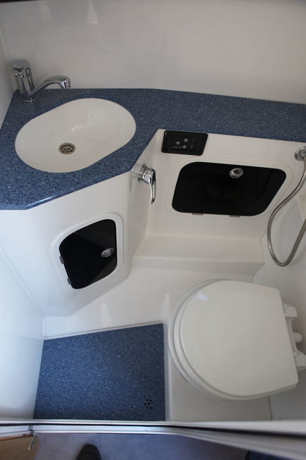 En bon semi-rigide apte à la croisière, le Mito 31 possède aussi un cabinet de toilette. Celui-ci est même doté d’une douche.