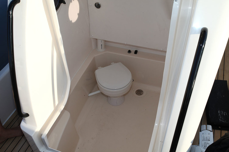 Volumineuse, la console de pilotage peut accueillir un WC marin et même une douche. L’accès est des plus aisés grâce à l’ample ouverture assistée par vérins.