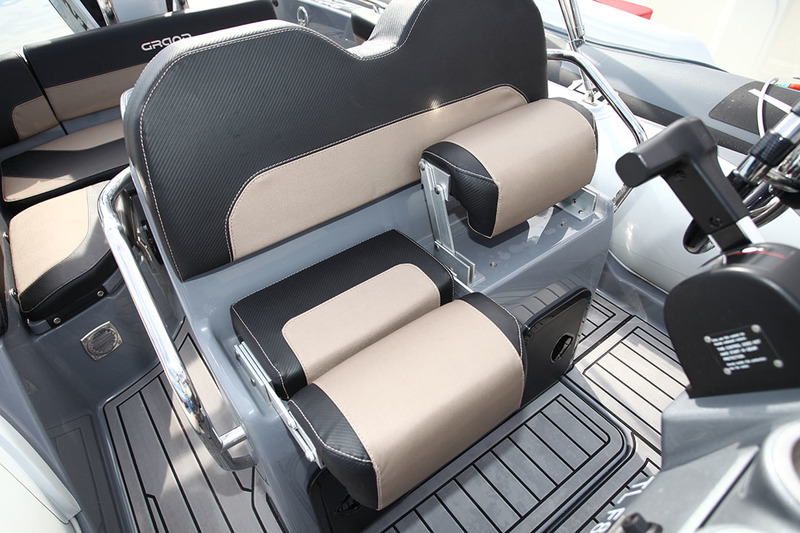 Le double siège de pilotage offre une ergonomie exemplaire, tant pour piloter assis que debout, grâce notamment aux demi-assises mobiles.