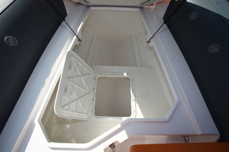 Le coffre avant s’ouvre en grand et offre un beau volume de chargement. Original : il intègre un caisson fermé et étanche pour les affaires fragiles.