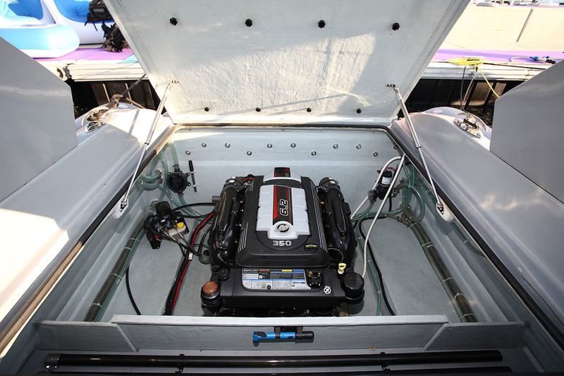 Malgré son imposante cylindrée (6 200 cm3), le V8 Mercruiser est bien à son aise. La place ne manque pas autour pour mener les opérations de maintenance.

