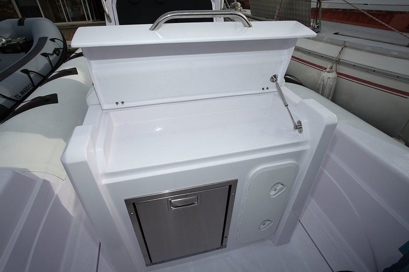 Le bloc-cuisine situé au dos du siège de pilotage comporte un plan de travail pouvant recevoir réchaud et évier, et intègre un frigo « tiroir » flanqué d’un placard.
