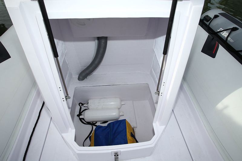 L’abri de console est équipé de deux petits hublots ouvrants trahissant la présence d’un WC chimique optionnel (non monté sur le bateau d’essai).