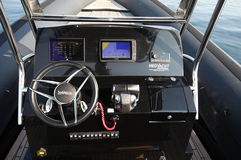 Spacieux, le tableau de bord est surmonté d’un haut pare-brise protecteur. Le module dédié à l’électronique de navigation permet d’intégrer deux écrans.