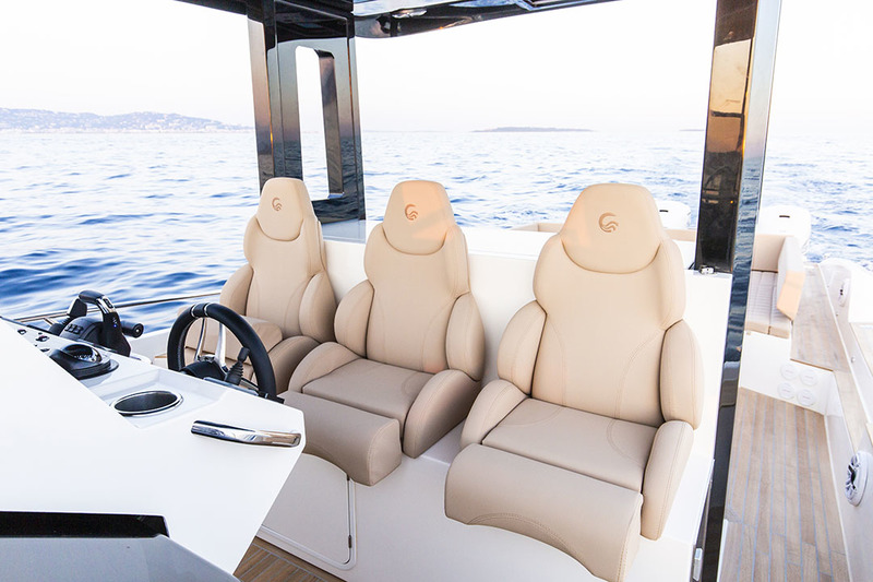 Le poste de pilotage dispose de trois confortables fauteuils. La partie avant de leur assise se relève pour naviguer debout, en appui fessier, lorsque la mer est difficile.