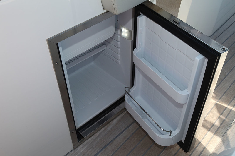 A l’équipement déjà présent sur la face arrière du leaning-post, il convient d’ajouter le réfrigérateur de 42 litres intégré, lui, sur le côté de ce siège. 