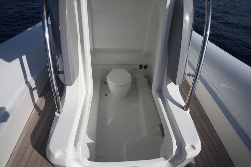 L’ouverture frontale de la console est ample donnant un accès facile à cet abri pouvant contenir un WC marin avec réservoir d’eaux usées. Une option à 2 520 €.