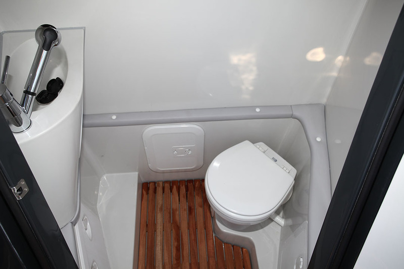 Pour la petite croisière, Ribco a pensé à tout avec ce cabinet de toilette situé sous la console, offrant un lavabo et un WC marin. Et il est même possible de s’y doucher !


