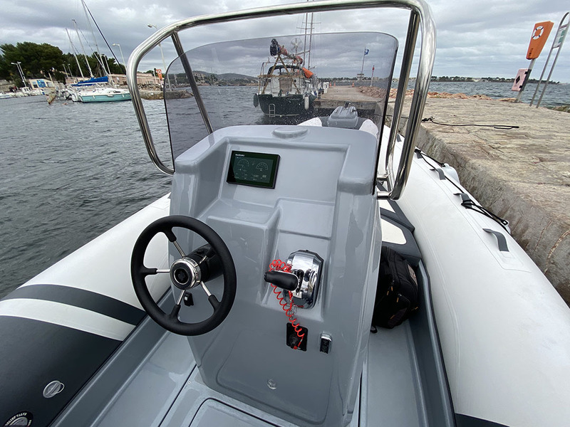 La console de pilotage est assez étroite, laissant de larges passavants (34 cm). Néanmoins, le tableau de bord peut intégrer un combiné GPS/sondeur. 