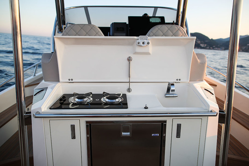 Le bloc-cuisine adossé au poste de pilotage comporte un réchaud à gaz deux feux, un évier, un réfrigérateur et des rangements. Manque la planche à découper…