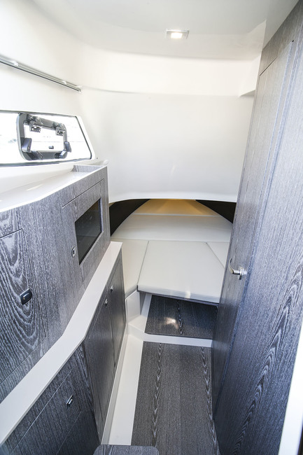 La cabine n’est pas des plus spacieuses, mais elle dispose tout de même de la hauteur sous barrots, à l’entrée, et d’un cabinet de toilette avec douche.   