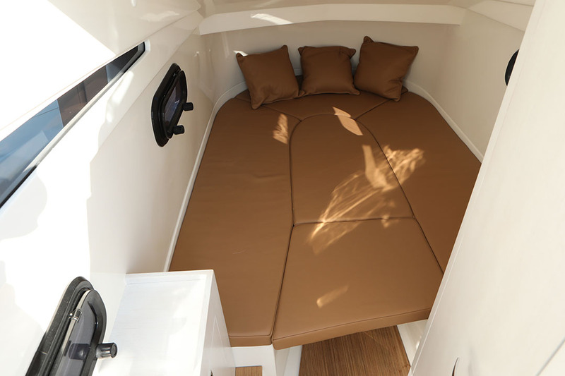 Dans la cabine, on apprécie la large couchette double et sa partie centrale amovible permettant d’obtenir deux couchettes simples.