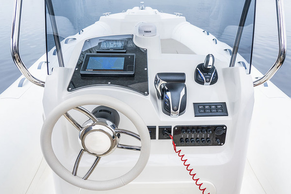 La nouvelle version du Helm Master : à gauche, les deux écrans (afficheur moteur et GPS-traceur), à droite, le nouveau levier, le nouveau joystick et l’inédit pilote automatique.