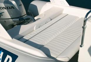 La banquette arrière du 674 peut se déployer pour former un petit bain de soleil, bordé par les hiloires de cockpit.