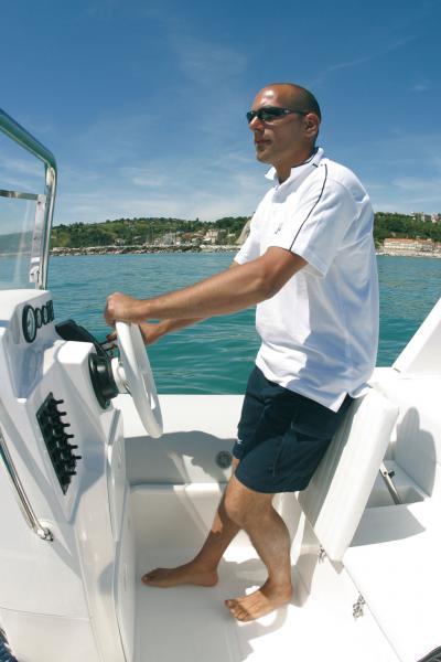 L’astuce de l’assise de siège relevable, en position légèrement inclinée, garantit une position de conduite efficace en mer formée.