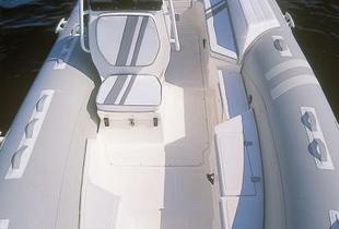 Un cockpit bien structuré qui combine espace au sol et rangements accessibles avec des coffres latéraux formant bancs.
