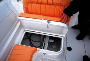 Le réservoir est accessible en soulevant l’assise du siège situé devant la console.

