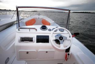 La console est particulièrement large, garantissant un bon abri pour le pilote et le copilote, et suffisamment de place pour agencer son tableau de bord à sa guise.

