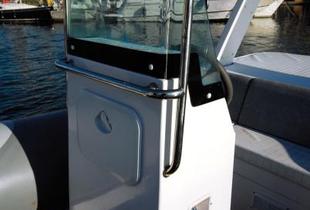 La petite console, sans siège avant, n’est pas en rapport avec le standing du bateau.

