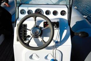 Le tableau de bord est complet, mais le haut de console, étroit, offre peu d’espace pour installer l’électronique.

