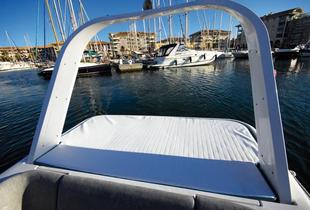 Super solarium sur le capot du compartiment moteur mais il manque un garde-fou arrière.

