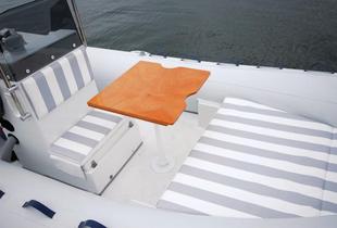Un tel coin repas n’est pas courant sur un semi-rigide de cette taille. En utilisant les flotteurs, cinq à six personnes peuvent s’asseoir autour de la table amovible. Un bon point pour le Mango.