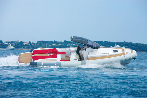 photo essai bateau pneumatique : Pzero 1100 Cabin EFB Pirelli (Tecnorib)